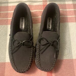 New Minnetonka slippers brand new size 9